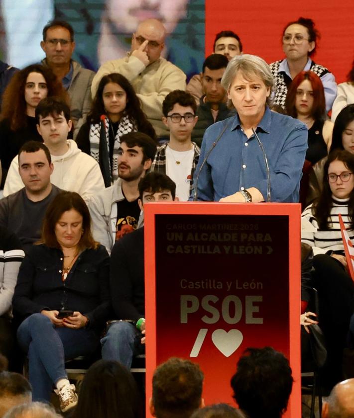 Imagen secundaria 2 - Carlos Martínez intervierne en el acto del PSOE en León.